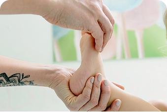 fisioterapeuta trabajando con el pie de un niño