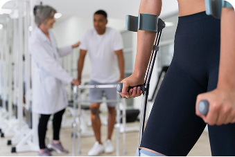 fisioterapeuta ayudando a hombre que va con andador